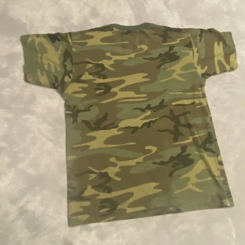 Säljer nu min riktigt feta Chief Keef Glo Gang t-shirt. Tröjan säljs för att den inte kommer till användning längre. Tyvärr bara printad på en camo tshirt. Skriv för fler bilder.. T-shirts.