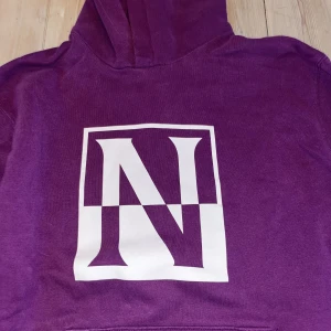 Napapijri Hoodie - Lila napapijri hoodie. Använd fåtal gånger. Storleken är Medium men Loose fit så sitter som en large. 