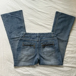 bootcut lågmidjade jeans - använd köp nu! midja:82 innerben:73, för små så går inte att få bild på 💓