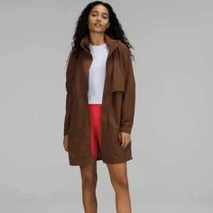 Lululemon Always Effortless Long Jacket - US 4, färgen roasted brown Vindjacka- perfekt för svensk sommar och aldrig använd! Kan skicka fler bilder om så önskas.  Möts upp i Ystad/Malmö eller skickas!