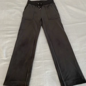 snygga juicy couture byxor - jag säljer dessa juicy byxor för dom inte kommer till användning längre, dom har blivit använda några gånger😄jag har sytt dom så dom är kortare än vanlig xxs, skriv till mig för mått😽🫶🏼pris kan absolut diskuteras