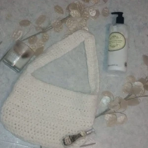 HANDVÄSKA vit virkad - Virkad vit handväska handgjord 