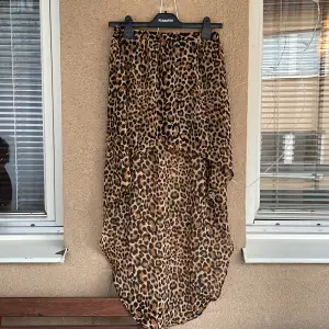 Jättefin leopard kjol!! Kommer inte till användning, så den är i jättebra skick!! Storlek 26 men passar också 38! Priset kan diskuteras!