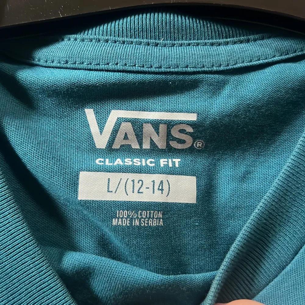 Blå Vans T-shirt använd Max en gång står storlek L men de är nå barn storlek men skulle säga att den är som en S/M . T-shirts.