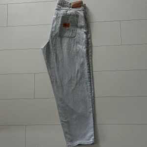 Butter goods santosuosso jeans - butter Goods santosuosso Jeans i ljus blå färg. Perfekt skick och använda ett fåtal gånger. Storlek: 32