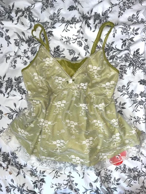 Grön topp - Söt grön topp säljes då den inte kommer till användning 🌱 Från Cider, original lapp och påse kvar, oanvänd🐚 Orginalpris: 245kr🤍 Köparen står för frakten!😋