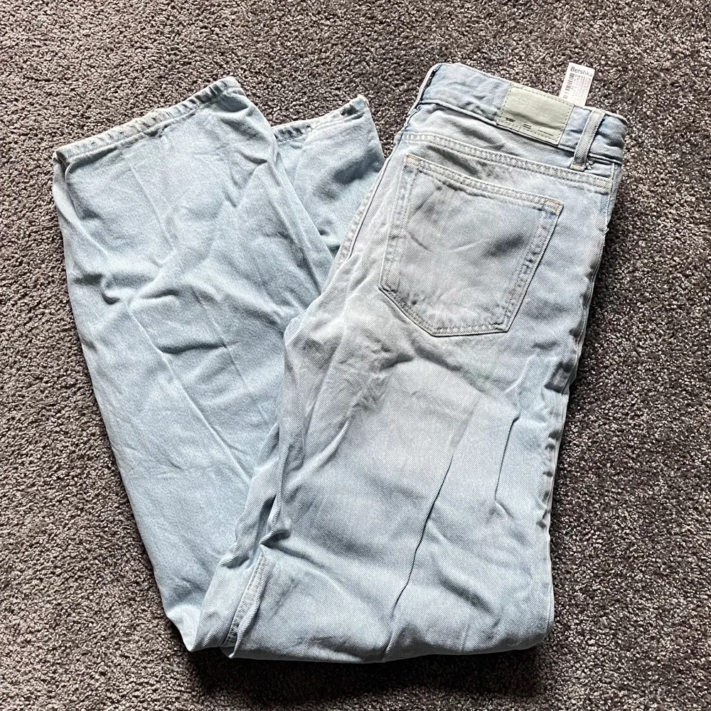 Säljer mina low waist jeans från Bershka då jag inte använder dem. Snygga och använda typ 2 gånger så bra skick! Passar XXS-XS skulle jag säga beroende på hur man vill att de ska sitta. Är S och kan ha de men de är lite tighta. Skicka för fler bilder💙. Jeans & Byxor.
