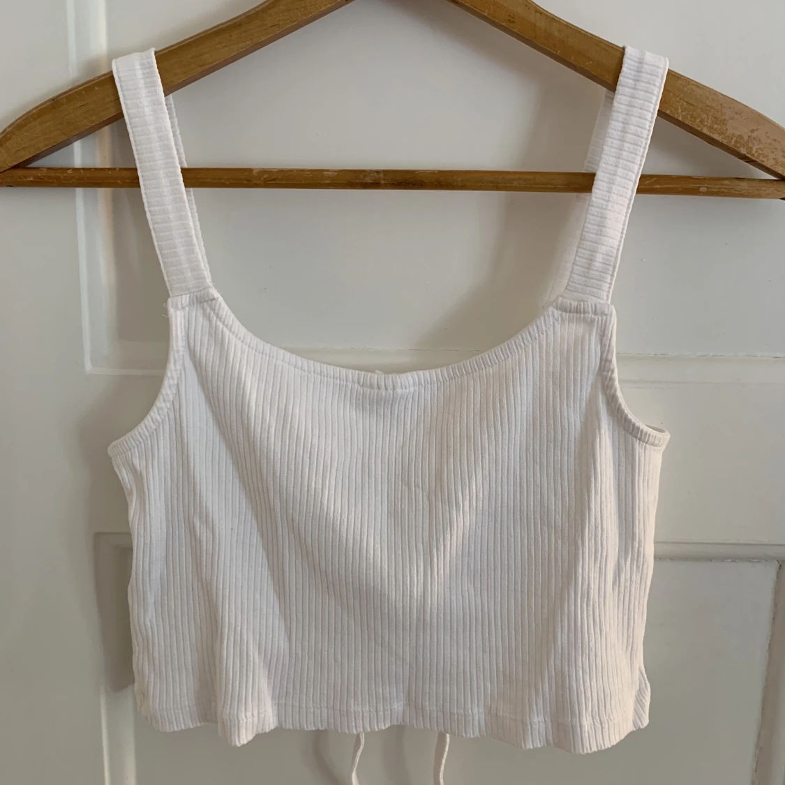 Vit topp med knytdetalj - 90