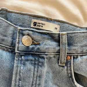 Baggy jeans - Storlek: 38 Från: Gina tricot Skick: aldrig använt. Men jätte baggy och lite insydda (1cm) pga baggy Använt men i bra skick! 🧸 Postar med PostNord och tar bara emot Swish! Skriv för mer info🩷