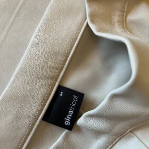 Beiga skinnbyxor - Storlek: 38 Från: Gina tricot Skick: använda men bra skick! Använt men i bra skick! 🧸 Postar med PostNord och tar bara emot Swish! Skriv för mer info🩷