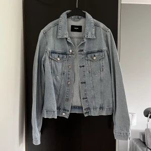 Jeansjacka - Jeansjacka från bikbok som tyvärr är något kort i ärmen på mig (175 cm) 💛annars inget fel på den!