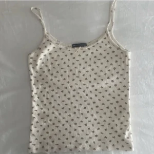 Brandy Melville linne - Lägger ut igen pga oseriös köpare. Brandy linne med små blommor på, så sött💕💕