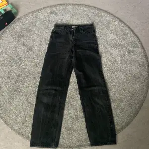 Svarta jeans från Gina
