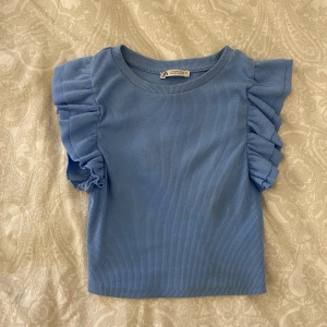 Zara topp - Blå topp från zara i storlek S. Använd endast några gånger och är i jättebra skick.