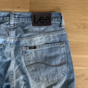Ett par bootcut lågmidjade lee jeans i storlek w31 l32