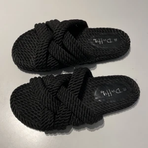 Flätade sandaler - Flätade sandaler från Duffy 🖤Svarta 🦶Storlek 39 ✨ I princip helt oanvända pga lite för små i storleken. Har vanligtvis 38/39, men skulle säga att dessa nog passar en med storlek 37/38 bättre. 