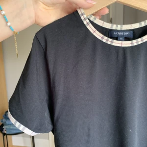 Burberry - Burberry t-shirt. Storlek M men är tajt så skulle säga XS/S❤️ 400 kr