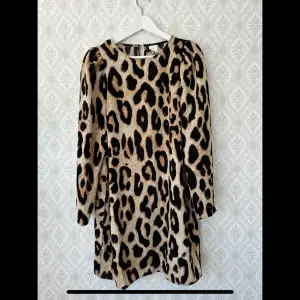Leopardmönstrad klänning från H&M. Storlek small. Aldrig använd!