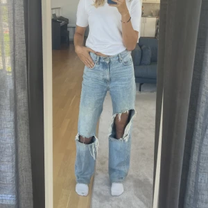 Jeans mango - Jeans från Mango med hål i! Sjukt snygga. Litet märke över knät som inte går bort men syns inte på långt håll💓