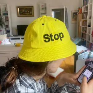 Helt oanvänd Bucket Hat! Inte för liten och inte för stor modell.