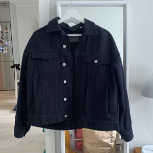 Jeansjacka - En svart oversized jeansjacka från Weekday i storlek xs. Fint skick!