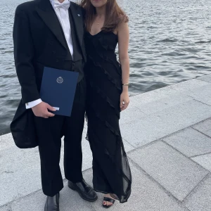 Svart klänning med volanger - (Har även i röd). Har lagt upp den då den var väldigt lång för mig som är 168. Första bilden visar hur lång den är med mina klackar som är 8 cm.  anvönd en gång och har inga defekter. Säljer för 1000kr då den är eftertraktad och i gott skick