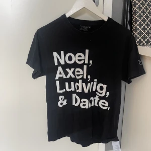 Hov1 merch - Säljer min fina hov1 tshirt storlek s. Sparsamt använd. Köpare står för frakt. Säljer fler hov1 merch på min sida, paketpris kan fixas. 