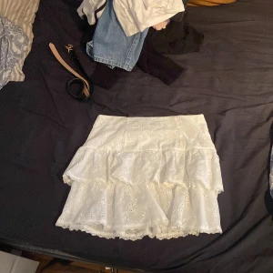 Vit Sommar kjol - Säljer nu denna helt oanvända sommarkjolen, Säljer den då den e för liten för mig, den e i storlek M har jag för mig men passar S mer. Liten i storleken alltså , helt oanvänd. Så fint skick❤️dragkedja bak.