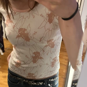 T-shirt - Söt t-shirt med älvor på, bra skick.