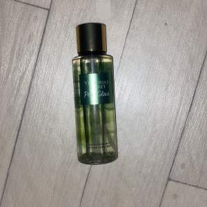 En Victoria secret parfym som säljs för jag råkade köpa 2 den är oandvönd endast testad skriv om du har frågor 