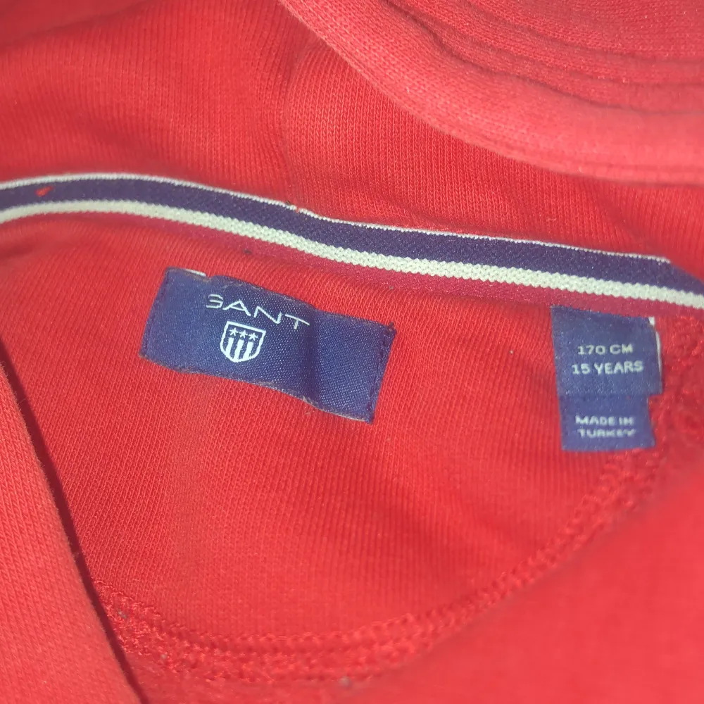 Säljer en röd halt hoodie i 170 , inte min stil och vill bara bli av med den. Hupparit & Collegepaidat.