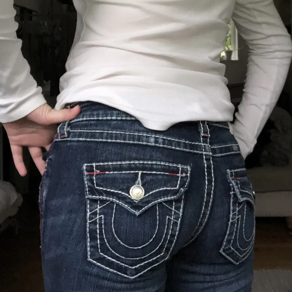 Säljer dessa assnygga true religion jeans!! Dem är köpta på plick men jag blev inte nöjd så jag säljer dem vidare💘💘 Hör av er för fler bilder! Nypris är 1100 kr!💋💋. Jeans & Byxor.