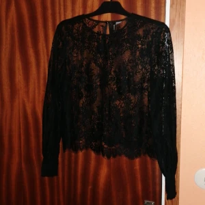 Svart långärmad mesh topp från H&M - En mesh långärmad topp från H&M i storlek 38, vilket är förlitet för mig. Den har en knapp där bak och längst ner på armarna är det tightare. Denna är också lite äldre och har inga hål men nån lös tråd men annars är den helt hel. 