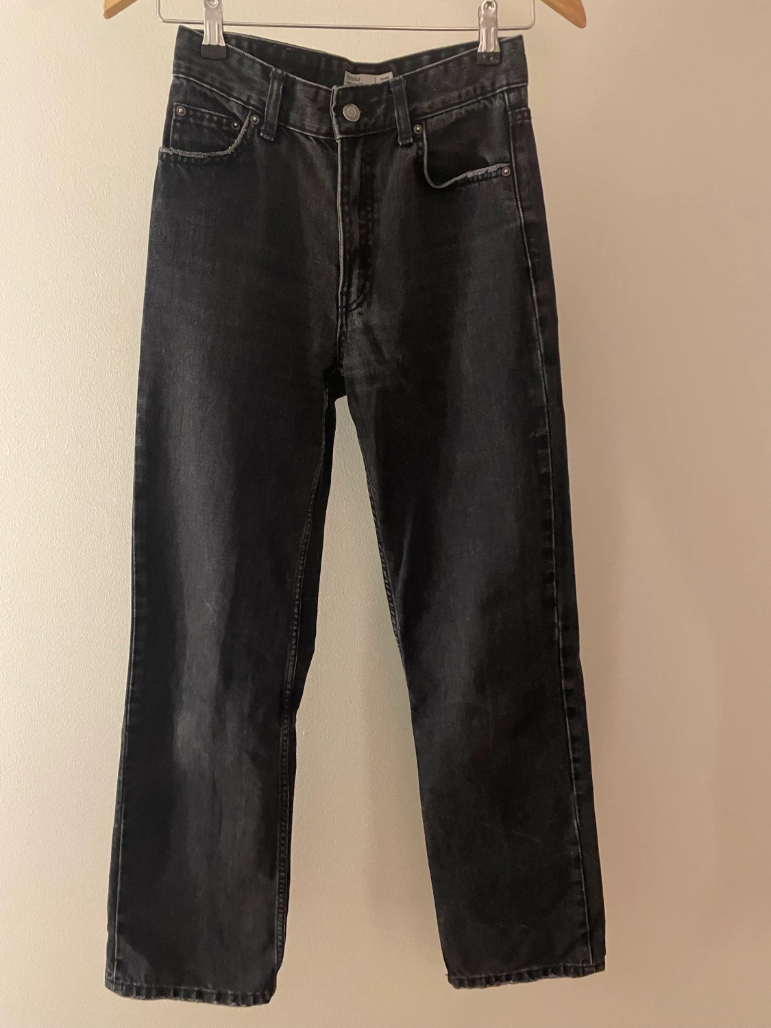 Bershka mörk gråa jeans 