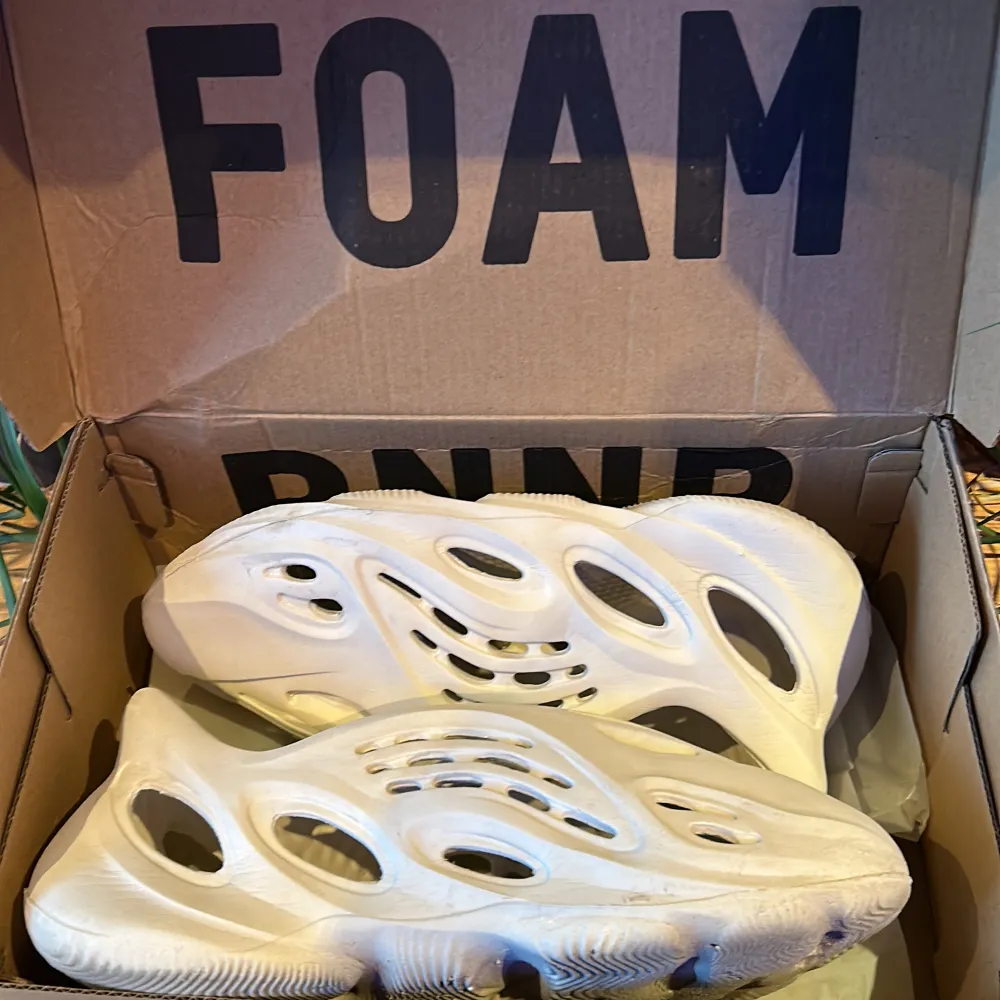 Säljer dessa Adidas yeezy foam runners för att jag inte använder de längre. 1:1 Reps men är däremot lite slitna på undersidan. Annars väldigt bra skick 8/10. Pris kan diskuteras.. Skor.