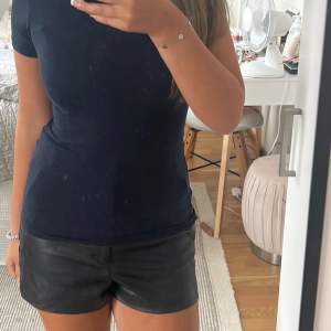 Säljer min älskade zara skinnshorts som är sparsamt använda och har inga defekter! Strl S Köpta för 300 kr i vintras❤️ Passar både till sommar men också skit snygga till vinter med ett par strumpbyxor under! 