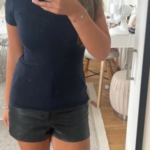 Zara skinnshorts❤️ - Säljer min älskade zara skinnshorts som är sparsamt använda och har inga defekter! Strl S Köpta för 300 kr i vintras❤️ Passar både till sommar men också skit snygga till vinter med ett par strumpbyxor under! 