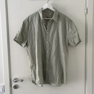 East West Kortärmad Skjorta - Säljer nu en mycket fin kortärmad skjorta från East West, köpt på brothers. Knapp använd alls. Skick: 10/10 Ord pris: 600kr PRIS EJ HUGGET I STEN!