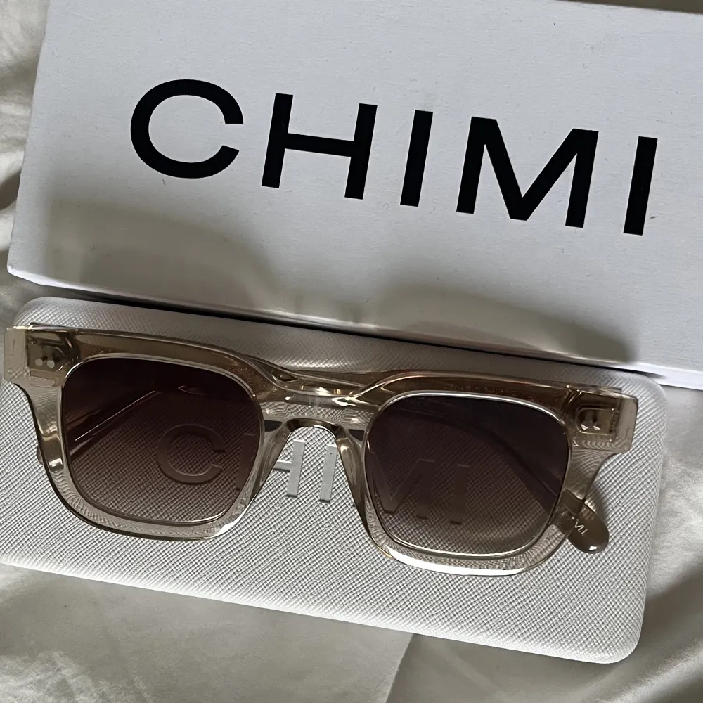 Säljer mina älskade chimi 04 ecru! Så fina och eftertraktade solglasögon som tyvärr inte kommer till användning längre❣️ Köpte våren 2022, men de är i bra skick!. Accessoarer.