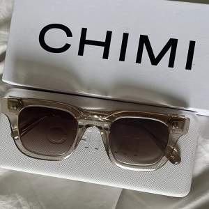 Säljer mina älskade chimi 04 ecru! Så fina och eftertraktade solglasögon som tyvärr inte kommer till användning längre❣️ Köpte våren 2022, men de är i bra skick!