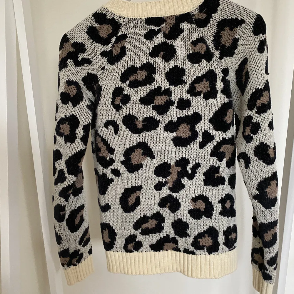 Stickad tröja i leopard mönster.  Använd ett par gånger. Bra skick. Köptes för 300 kr. Säljer för 59 kr. Storlek 158/164 13-14 Y. Tröjor & Koftor.