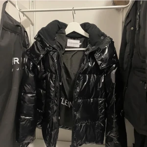 Ny Calvin Klein jacka - Passar storlek s men även m Använt ett par gånger men skicket är som nytt,skriv vid flera frågor Obs:tryck inte på ”köp nu” 