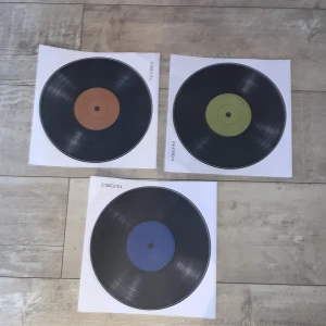 Vinyl Klistermärken - Helt nya Vinyl klistermärken!! De har bara legat i mitt rum🫶 En för 15kr och alla tre för 40kr💕