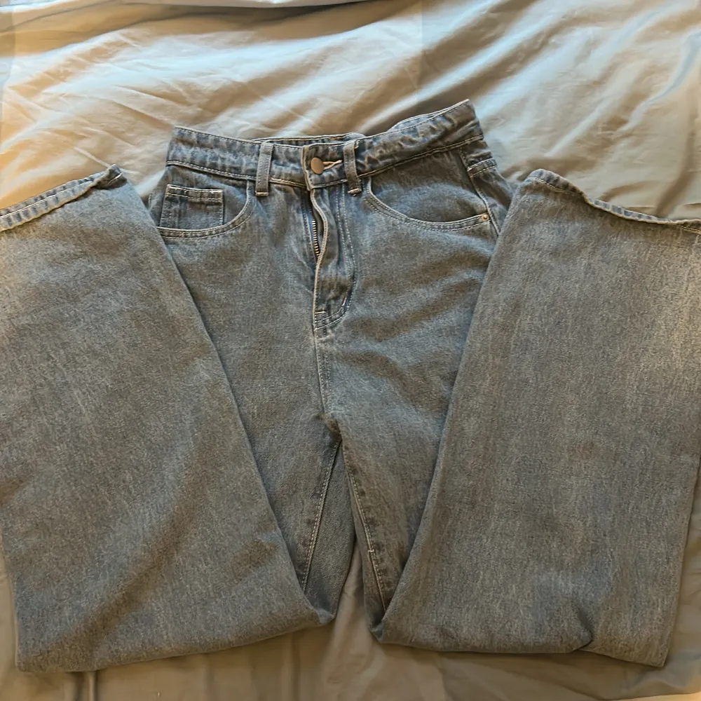 Säljer dessa jeans som bara har använts ett par gånger. Längden är perfekt på mig som är 163. . Jeans & Byxor.