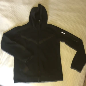 Nike tech fleece - Knappt använd Nike tech fleece.  Storlek XS  har inget kvrityo