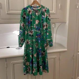 Klänning  - Klänning grön botten, fina blommor. Vackert fall