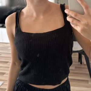 Topp - Topp från pieces från Only strl xs, fint använt skick lite nopprig, ska dock använda noppmaskin innan jag postar vilket brukar hjälpa en del!