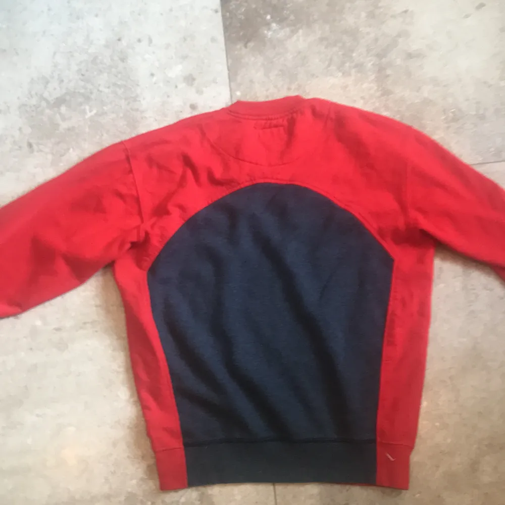 Vintage Tommy Hilfiger sweatshirt i M fast passar bättre till S. Inga täcken på användning. . Hoodies.