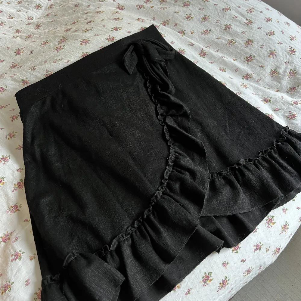 Svart kjol från Gina Tricot, aldrig använd då den är lite för stor på mig🥰. Kjolar.