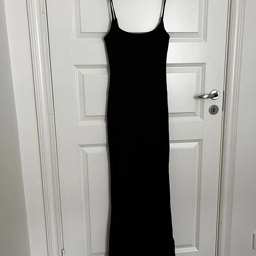 Svart lång klänning. Säljer denna pga att den inte passade mig, knappt använd, skönt material.. Klänningar.